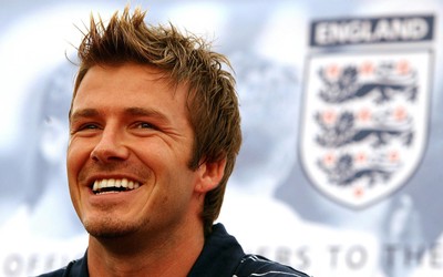 诺亚体育-C罗凌空抽射擦着立柱偏出