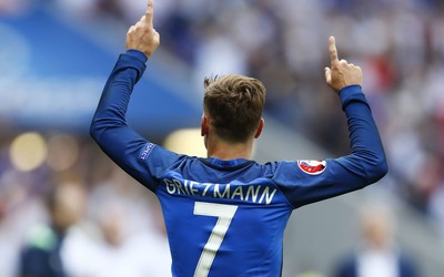 诺亚体育独家-加比波蒂略庆祝时被泼水